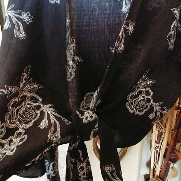 NWT GUESS Tie Front Crop Blouse - Picture 3 of 3